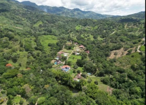 VI somos AT HOME COLOMBIA Vive la Magia de la Naturaleza en Cada Rincón de Esta Finca
